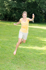 Frau freut sich über Eis