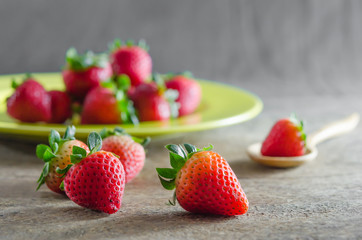  red strawberries on dish