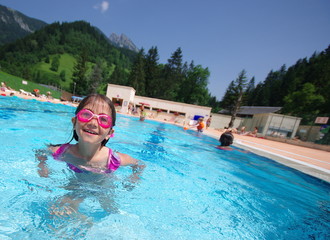 fillette à la piscine - saint pierre de chartreuse