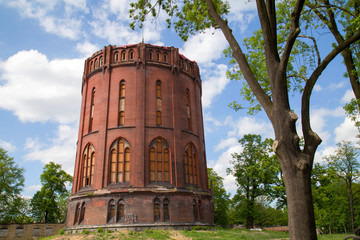 stara wieża z czerwonej cegły © FotoKieltyka.pl
