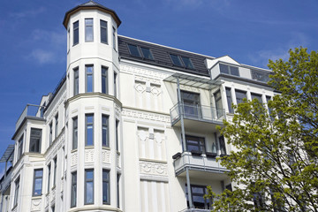 Fassade eines Altbaugebäudes in Kiel, Deutschland