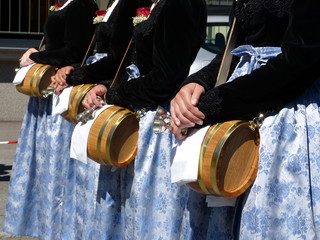 Marketenderinnen mit Schnapsfässchen