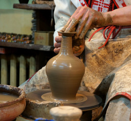 Руки мастера лепят гончарное изделие