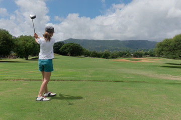 jeune fille jouant au golf