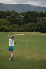jeune fille jouant au golf