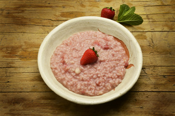 Risotto with strawberries Arroz con fresas Riz aux fraises © Comugnero Silvana