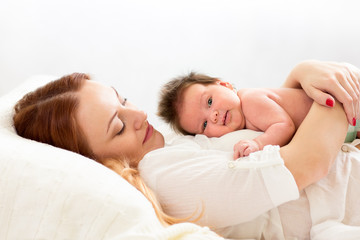 Obraz na płótnie Canvas mom looking at her newborn baby