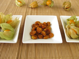 Frische und getrocknete Physalis