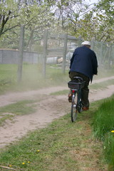 Rowerzysta w tumanie kurzu © profit111