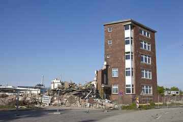 Fototapeta premium Abbrucharbeiten - Bürogebäude