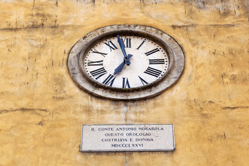 alte Uhr an einer Fassade in Verona