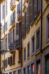 Straßenschlucht in der Altstadt von Verona