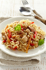 Noodles with chicken and vegetables