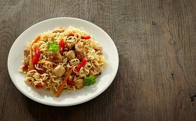 Noodles with chicken and vegetables