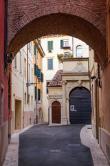 Fototapeta na wymiar Torbogen in der Altstadt von Verona