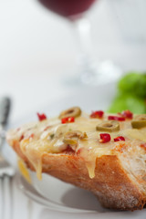 Closeup von einem gegrillten Käsebaguette