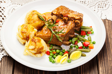 Pork spareribs served with mashed potatoes