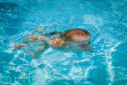 Kind taucht im Pool