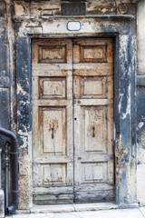 Fototapeta na wymiar alte Holztür in einem verfallenden Haus in Verona