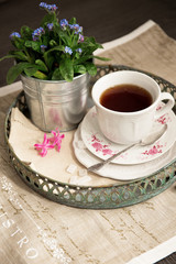 Tasse Tee auf dem Tablett