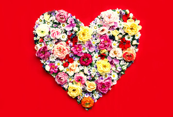 Obraz na płótnie Canvas Heart of flowers