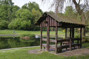 Abris au bord de l'étang supérieur au parc Roi Baudoin