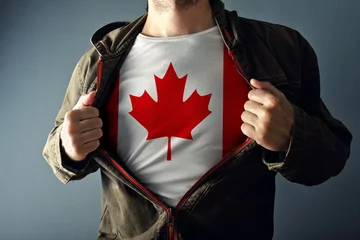 Fotobehang Man stretcht jas om shirt met Canadese vlag te onthullen © Bits and Splits