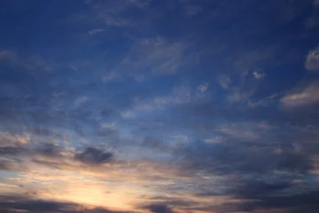 Selbstklebende Fototapete Himmel Dramatischer Abendhimmel. Sonnenuntergang über dem Ozean.