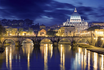Fototapeta na wymiar Noc obraz Bazyliki Świętego Piotra, Ponte Sant Angelo i Tybru