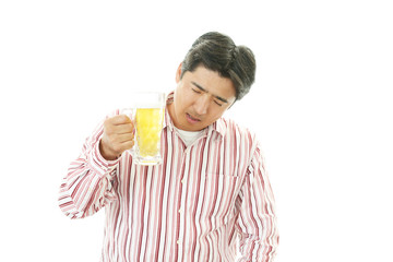 Fototapeta premium ビールを飲みすぎた男性