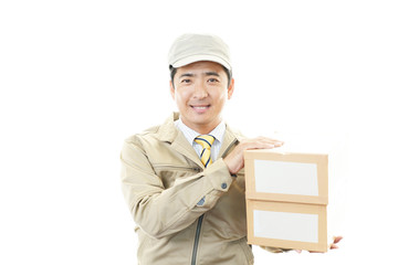 荷物を運ぶ笑顔の男性