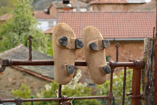 zapatos artesanales de madera, madreñas