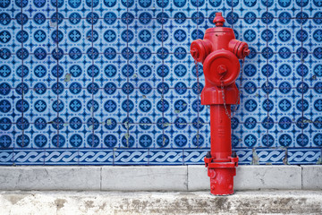 Fototapeta na wymiar Hydrant vor blau