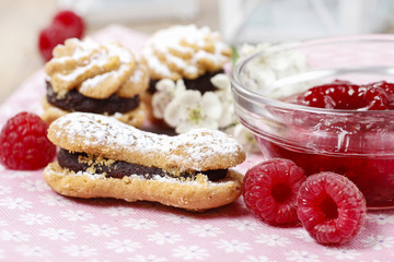 Cakes filled with raspberry jam