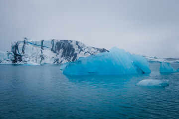 Fototapeta na wymiar Piękny żywy obraz islandzki lodowiec i lodowiec laguny