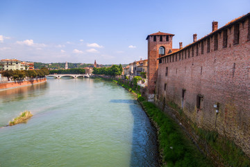 Fototapeta premium Blick über die Etsch mit dem Castelvecchio in Verona