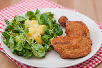 Gebackener Hühnerschenkel mit Salat