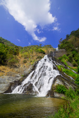 Obraz na płótnie Canvas waterfall in rain forest