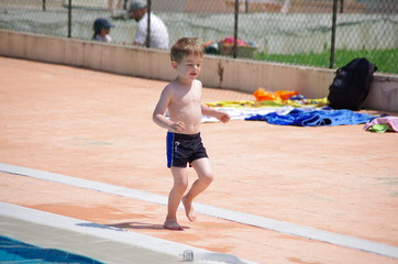 Obraz premium enfant à la piscine