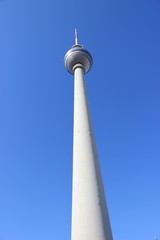 Obraz premium Der Fernsehturm am Alexanderplatz in Berlin Mitte