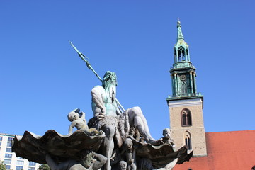 Fototapeta na wymiar Neptunbrunnen und Marienkirche in Berlin Mitte