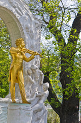 Obraz premium Golden statue of famous composer Johann Strauss,Stadtpark,Vienna