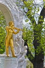 Zelfklevend Fotobehang Golden statue of famous composer Johann Strauss,Stadtpark,Vienna © banepetkovic