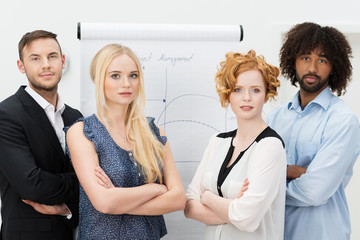 entschlossenes team im büro