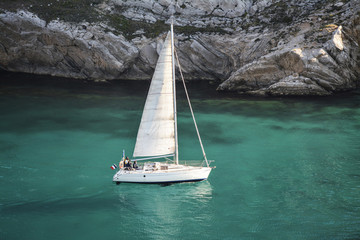 voilier dans une calanque © Baillou