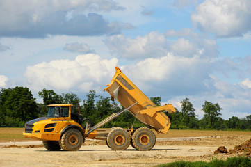Muldenkipper auf der Baustelle
