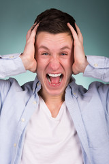 mann schreit aggressiv