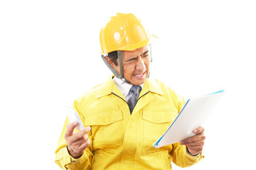 疲れた表情の作業員