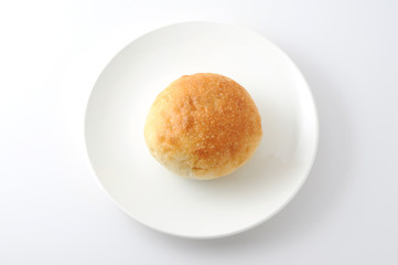 お皿にのせた フランスパン 丸いパン 白背景