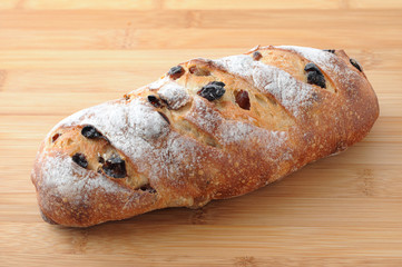 まな板にのせた フランスパン レーズンパン